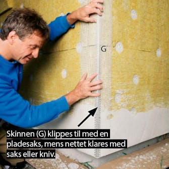 Facadeisolering: Hjørneprofiler Facadeisolering: Hjørneprofiler trykkes fast i grundpuds